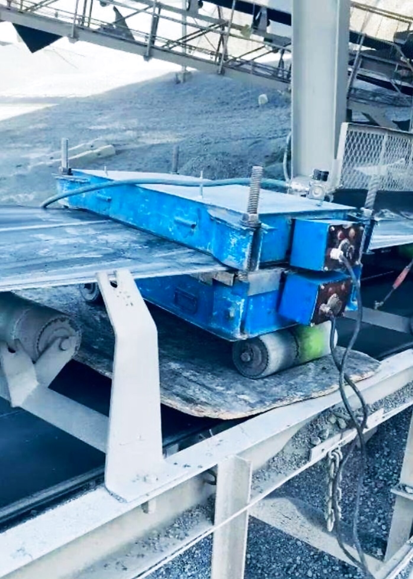 Hot vulcanizing press clamped onto a conveyor belt during a splice