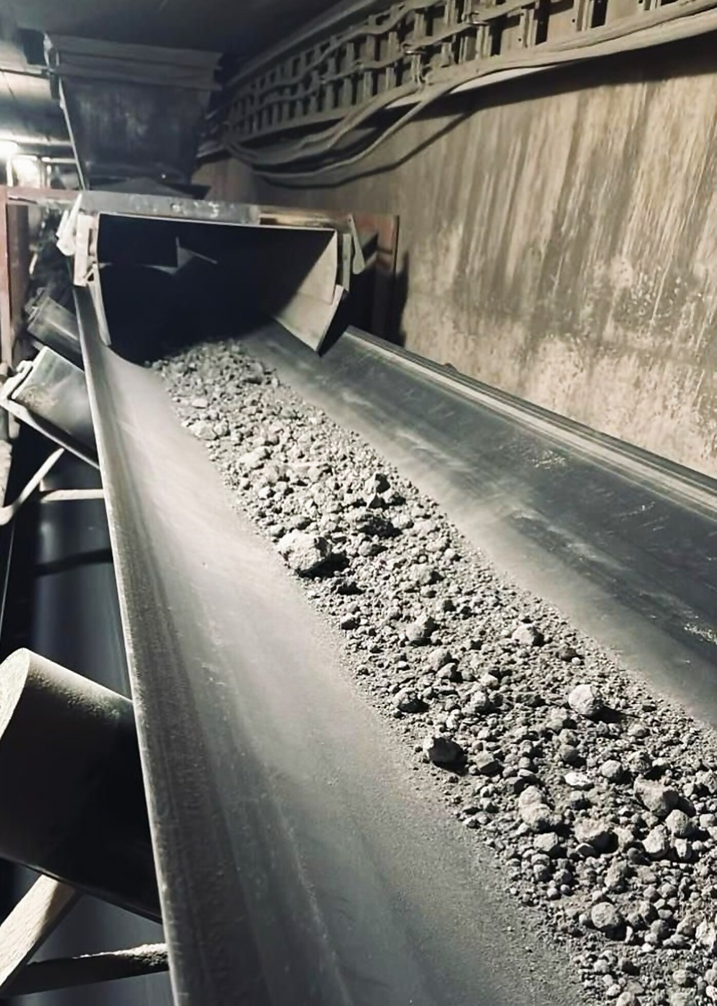 Repaired conveyor belt carrying material after the splice