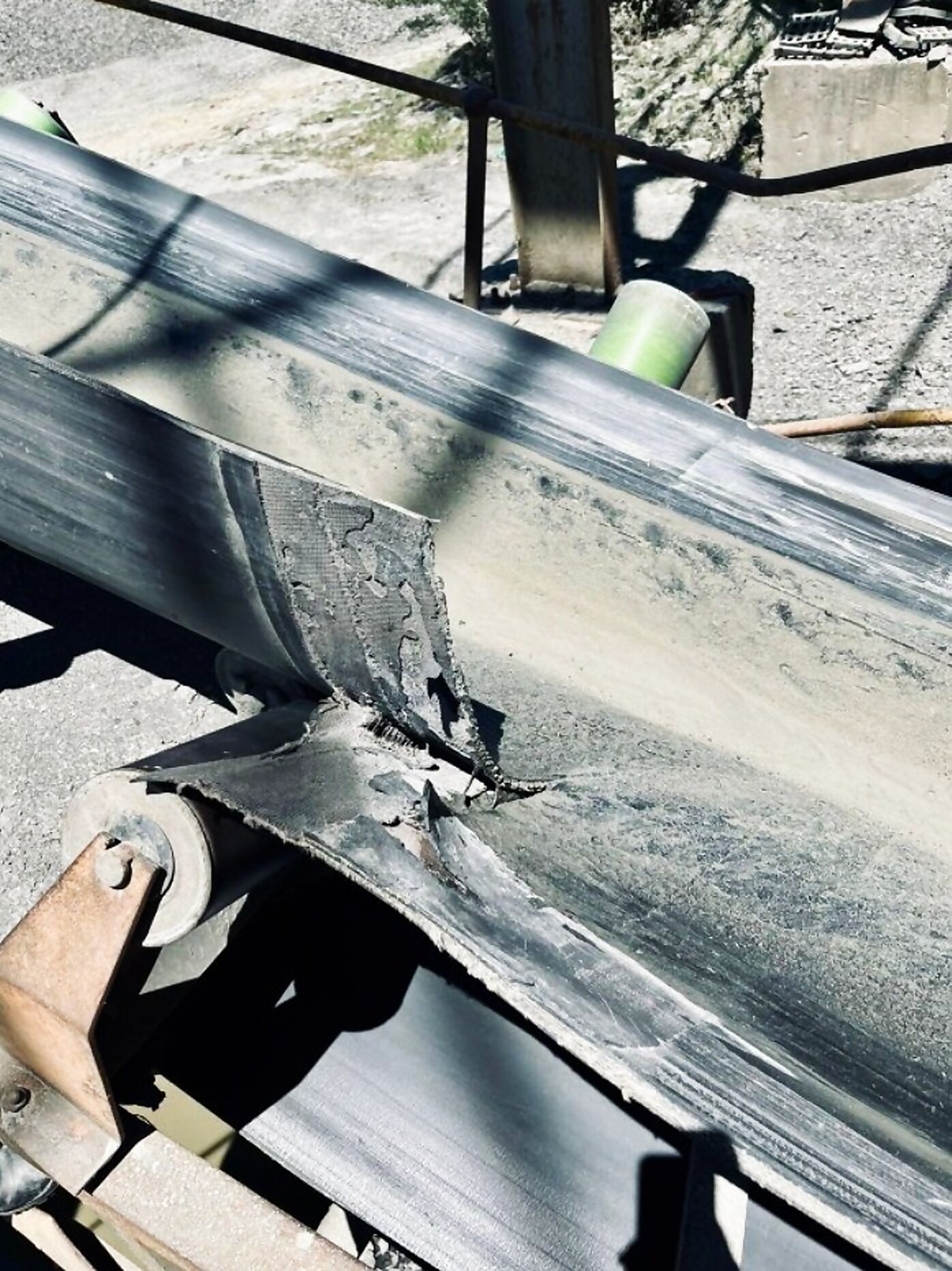 Conveyor belt with a torn splice before repair