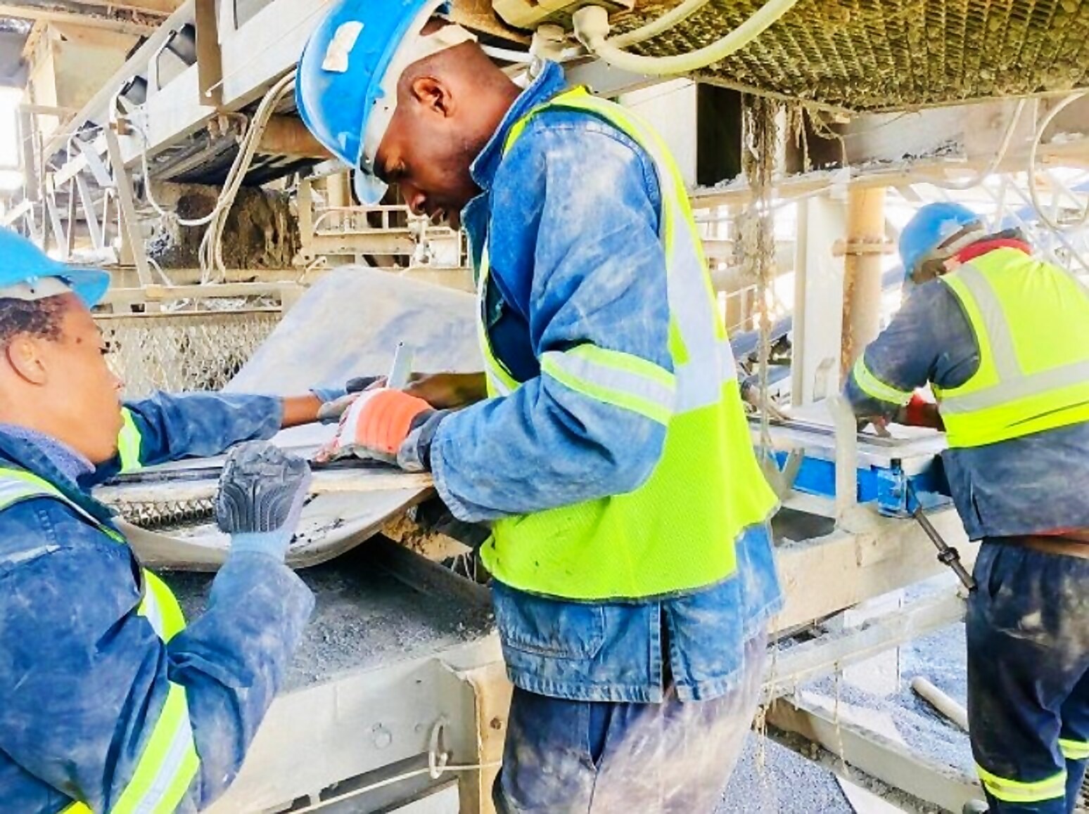 Lungisani crew preparing a conveyor belt for a cold splice on site